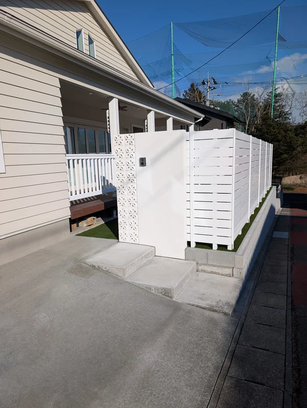 白いウッドフェンス